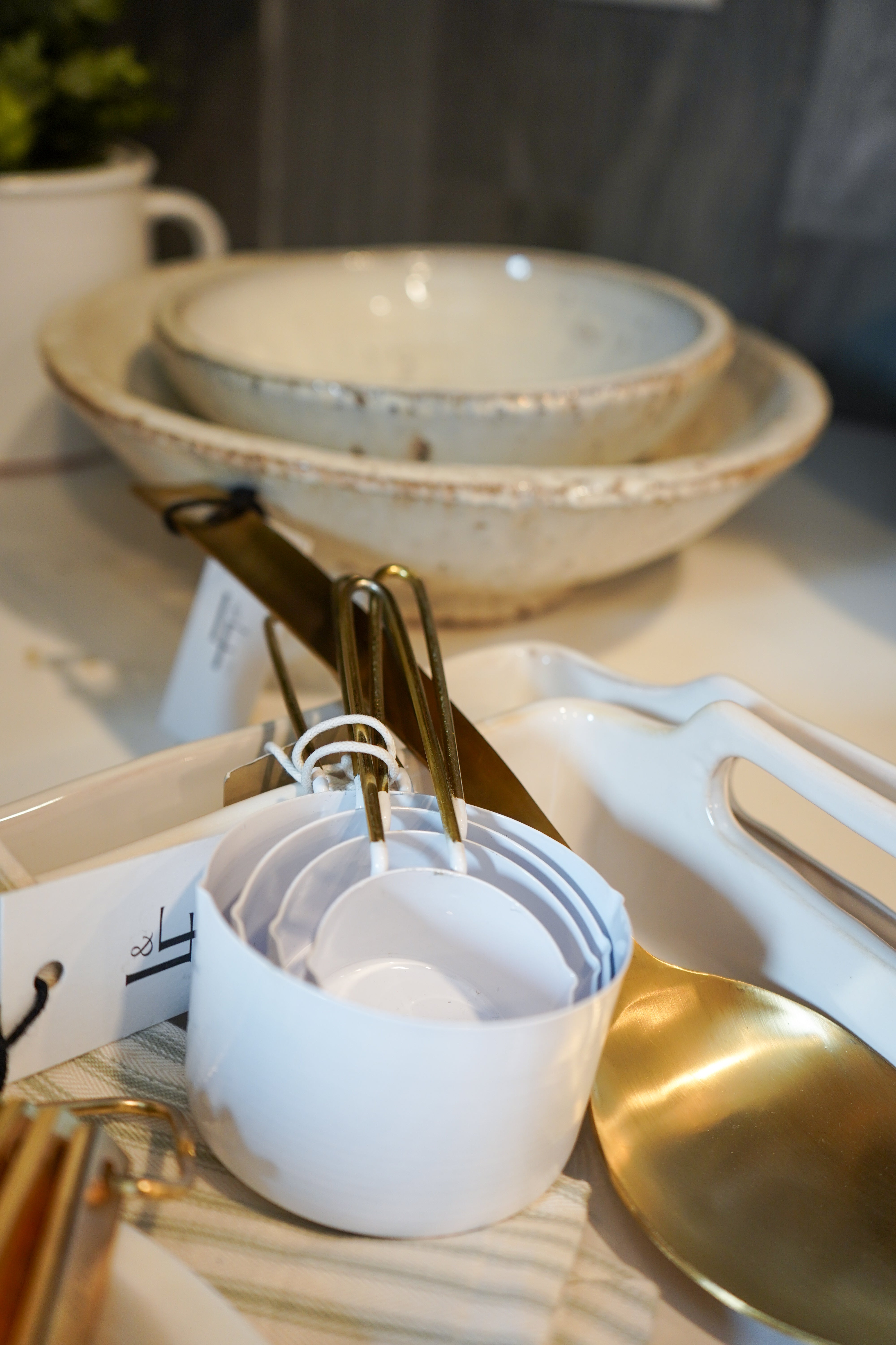 White & Gold Measuring Cups (Set of 4)